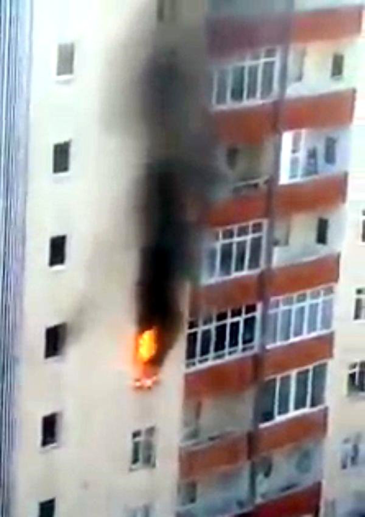 Evdeki Yangında 5 Kişi Dumandan Etkilendi