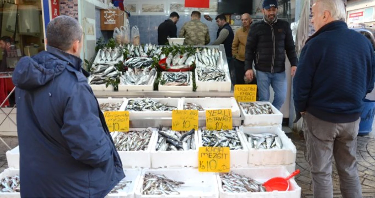 Fiyatların 10 TL\'ye Sabitlendiğini Duyan Vatandaş Balıkçılara Akın Etti