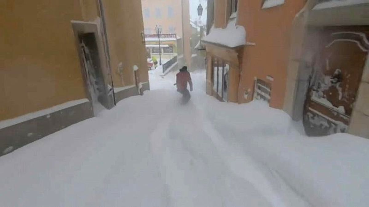 Fransa: Kar Altındaki Briançon Şehrinin Dar Sokaklarında Snowboard Keyfi