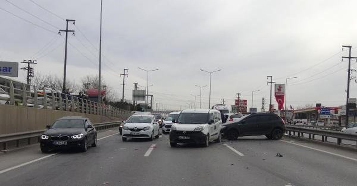 Gebze\'de 6 Araç Çarpıştı: 5 Yaralı