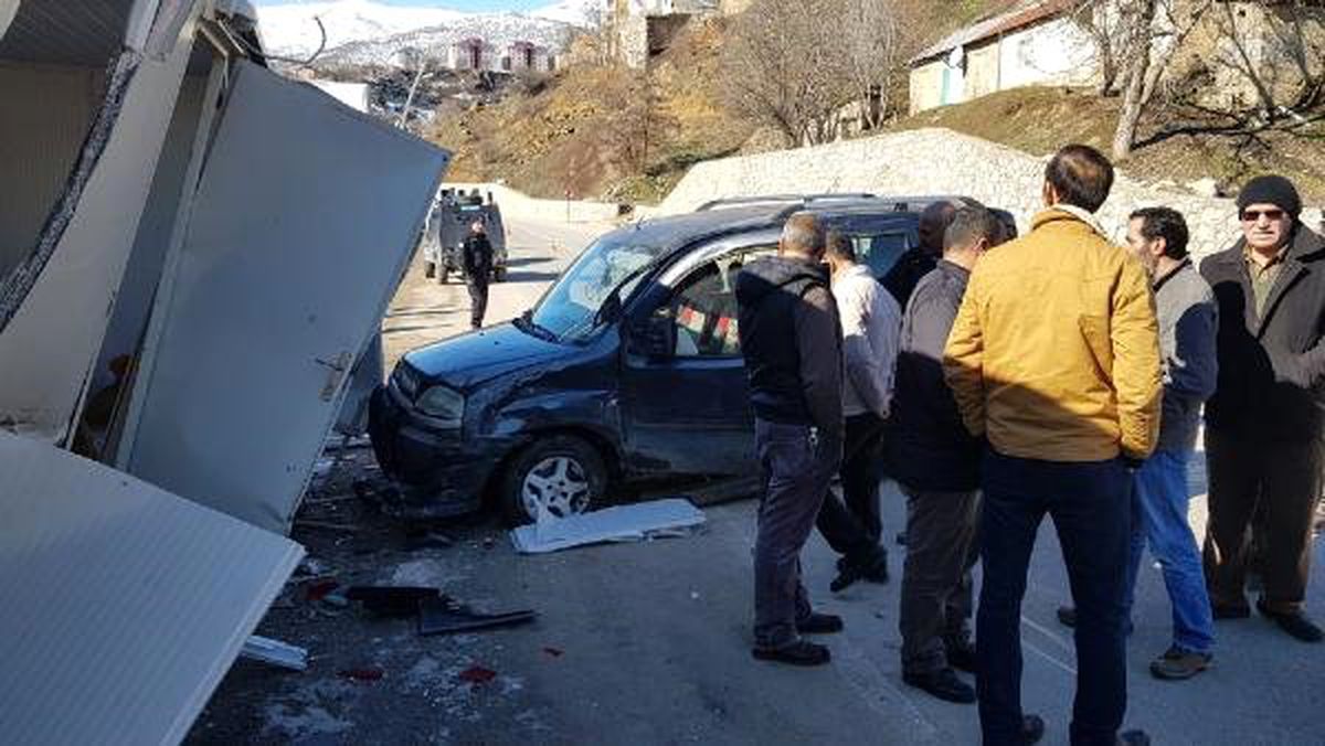 Hafif Ticari Araç, Konteynere Çarptı: 3 Yaralı