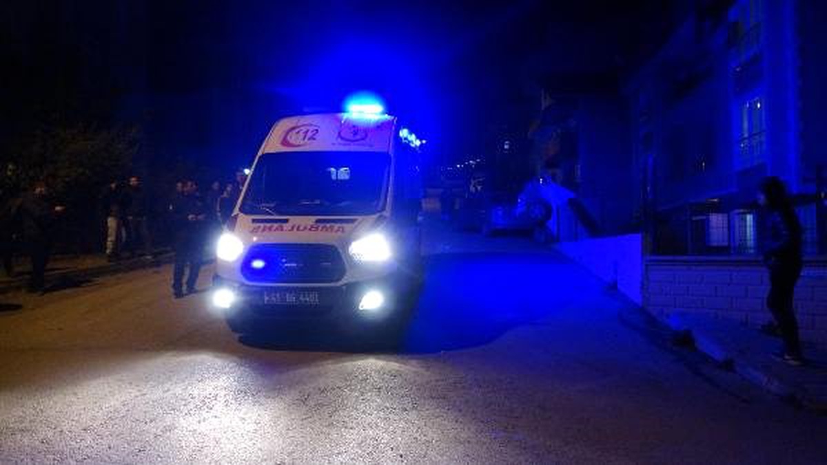 Hafif Ticari Araçla Çarpışan Otomobil, Apartmanın Otoparkına Düştü