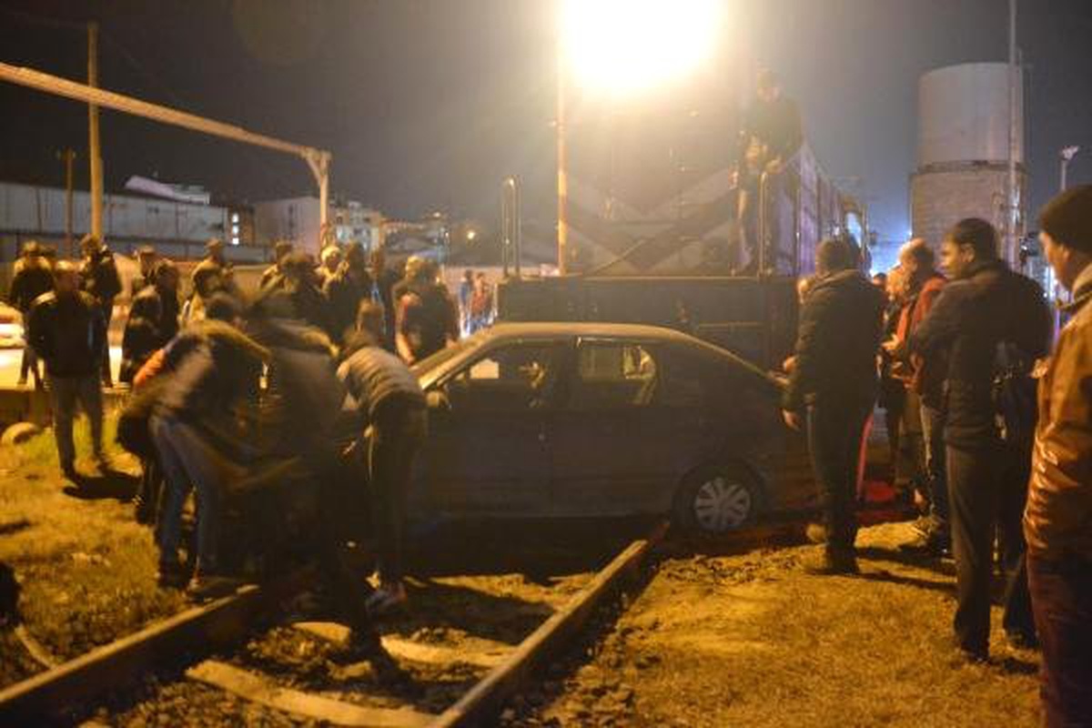 Hemzemin Geçitte Otomobile Tren Çarptı