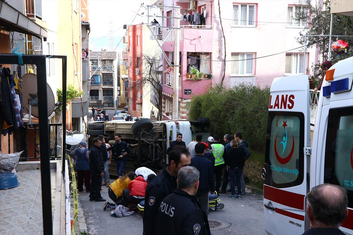 İzmir\'de Midibüs Devrildi: 4 Yaralı