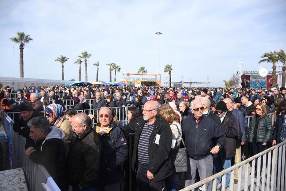 İzmir\'deki Şenlikte 10 Ton Hamsi Dağıtıldı