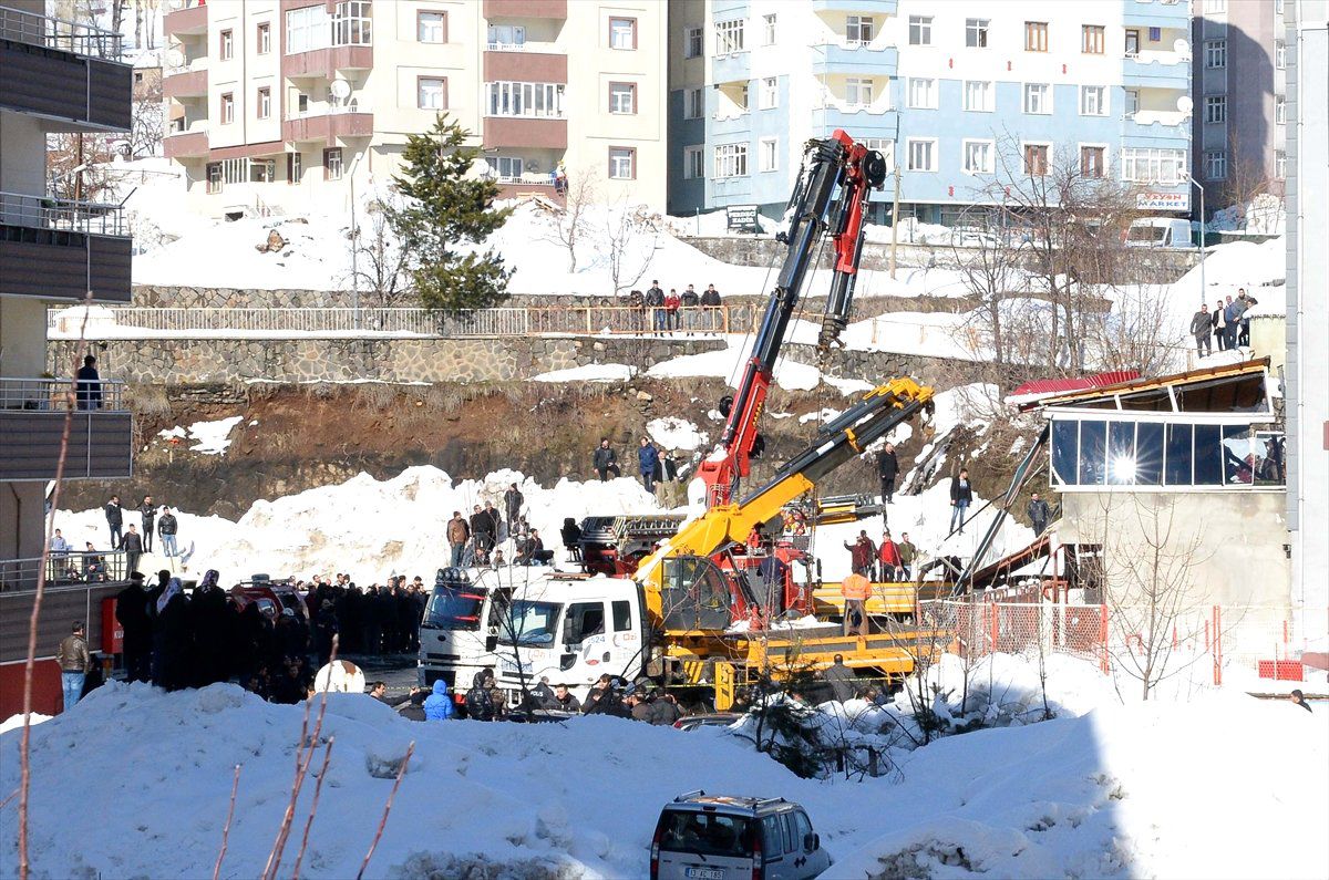 Kar Düşmesi Sonucu Kafenin Teras Katı Çöktü: 1 Ölü, 7 Yaralı