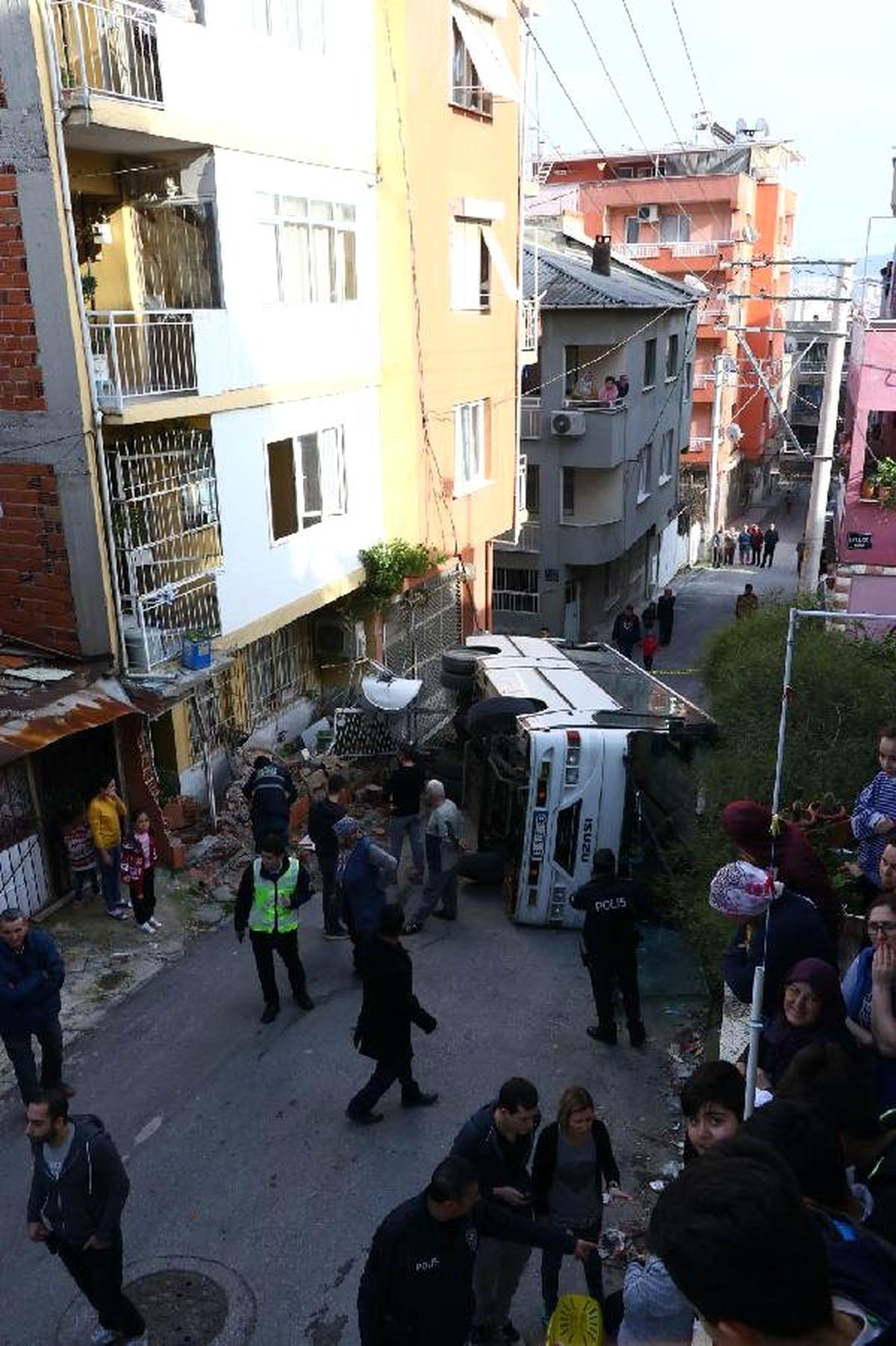 Karabağlar\'da Midibüs Yokuşta Kaydı: 4 Yaralı