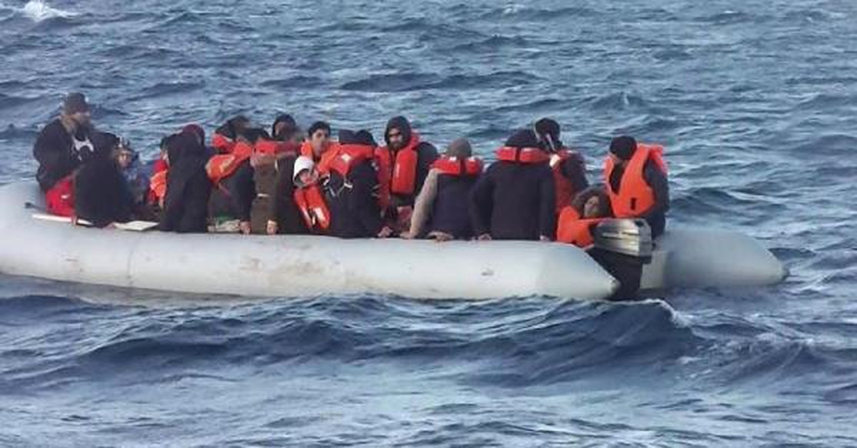 Kuşadası\'nda Botları Sürüklenen 52 Kaçak Göçmen Kurtarıldı