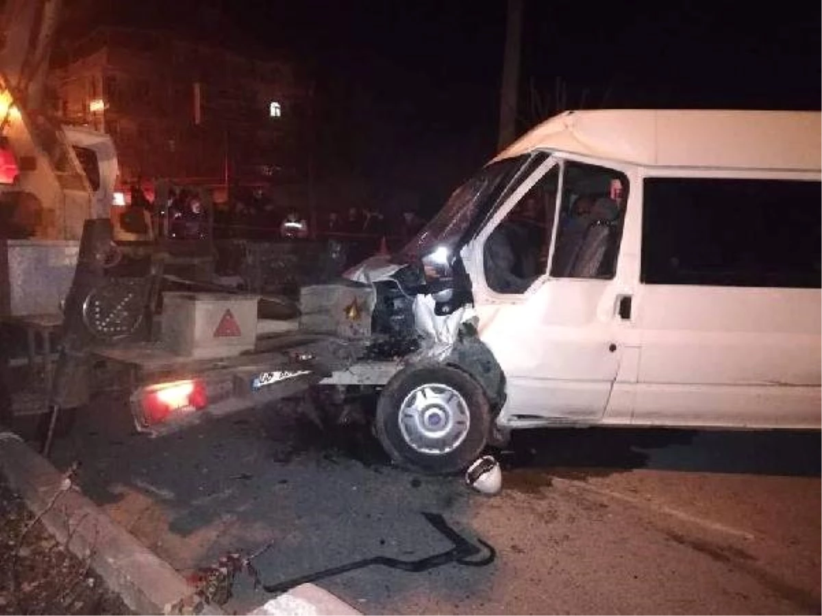 Minibüs, Vinçli Elektrik Bakım Aracına Çarptı: 1 Ölü, 2 Yaralı