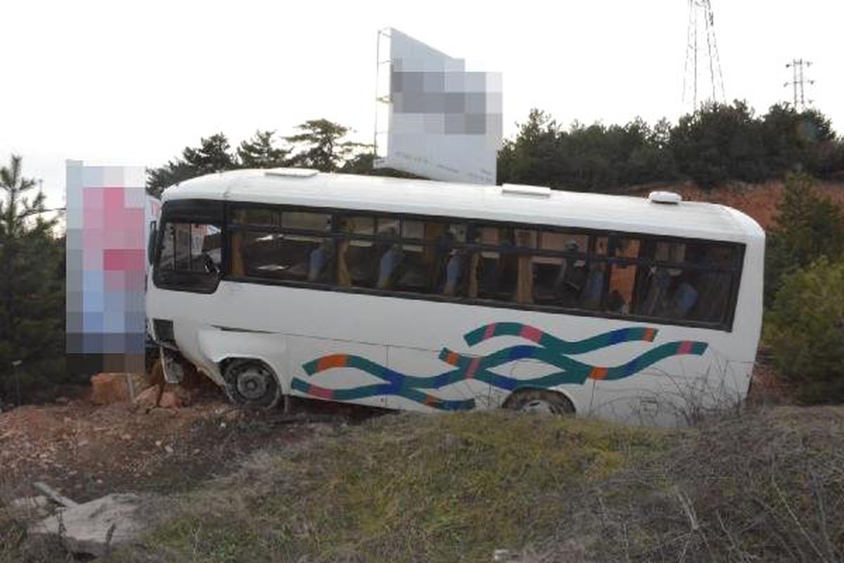 Otomobille Çarpışan Servis Midibüsü Reklam Panosuna Çarptı: 12 Yaralı