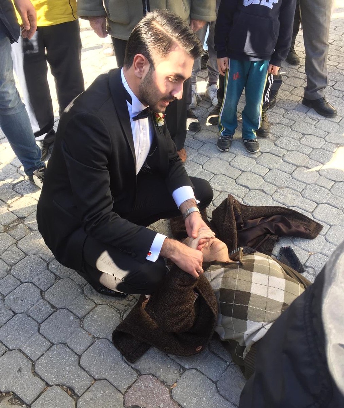 Sağlıkçı Damattan Epilepsi Nöbeti Geçiren Kişiye Müdahale