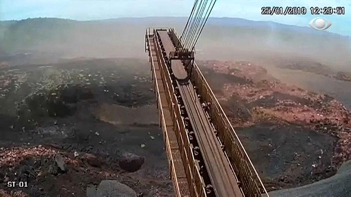 Video: Brezilya\'da Madeni Basan Çamur Selinin Görüntüleri Ortaya Çıktı