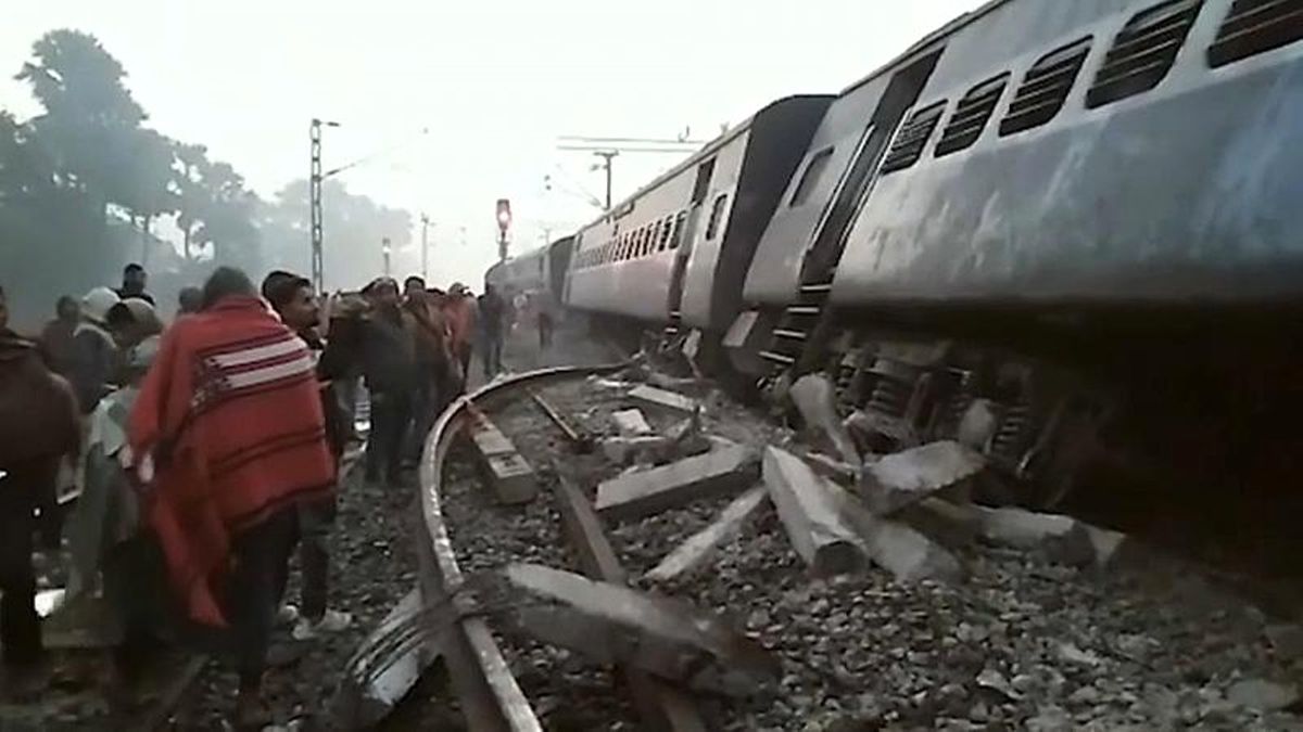 Video: Hindistan\'da Yolcu Treni Raydan Çıktı: En Az 7 Ölü, 10 Yaralı
