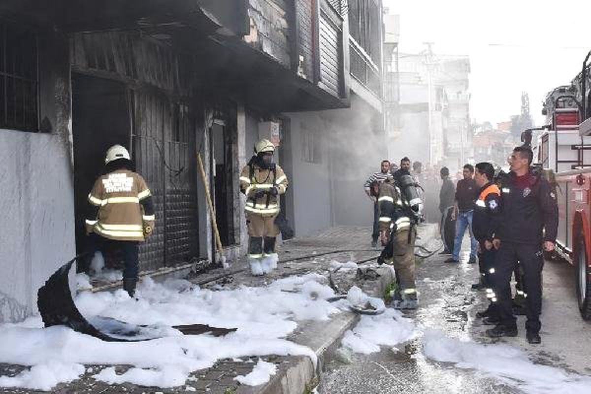 Yangına Müdahaleyi Evlerinin Balkonundan İzlediler