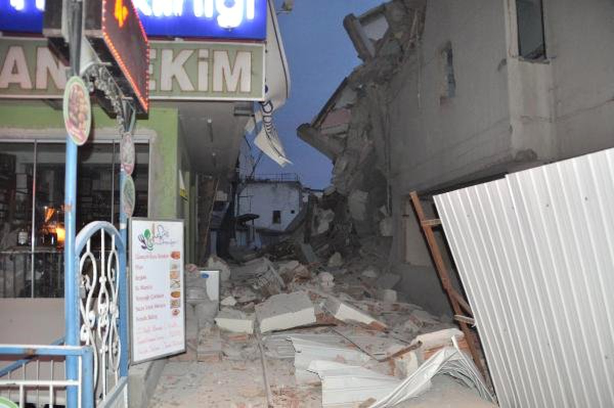 Yıkım Çalışması Yapılan Bina Çöktü, Ortalık Savaş Alanına Döndü