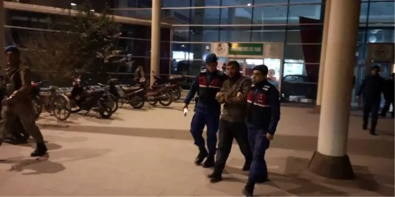 Alkol Alırken Tartıştığı 2 Kişiyi Bıçakla Yaraladı