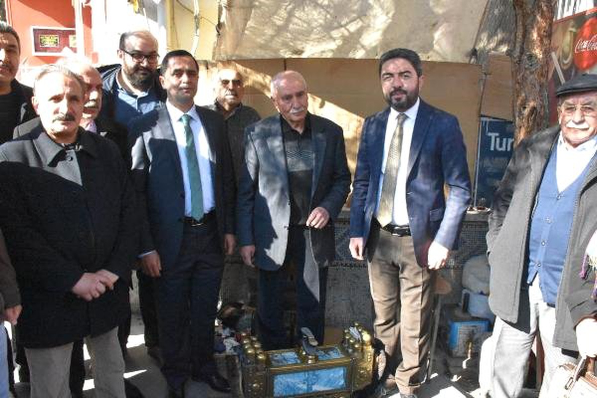 Ayakkabı Boyacısı Babasının Elini Öperek Seçim Çalışmalara Başladı