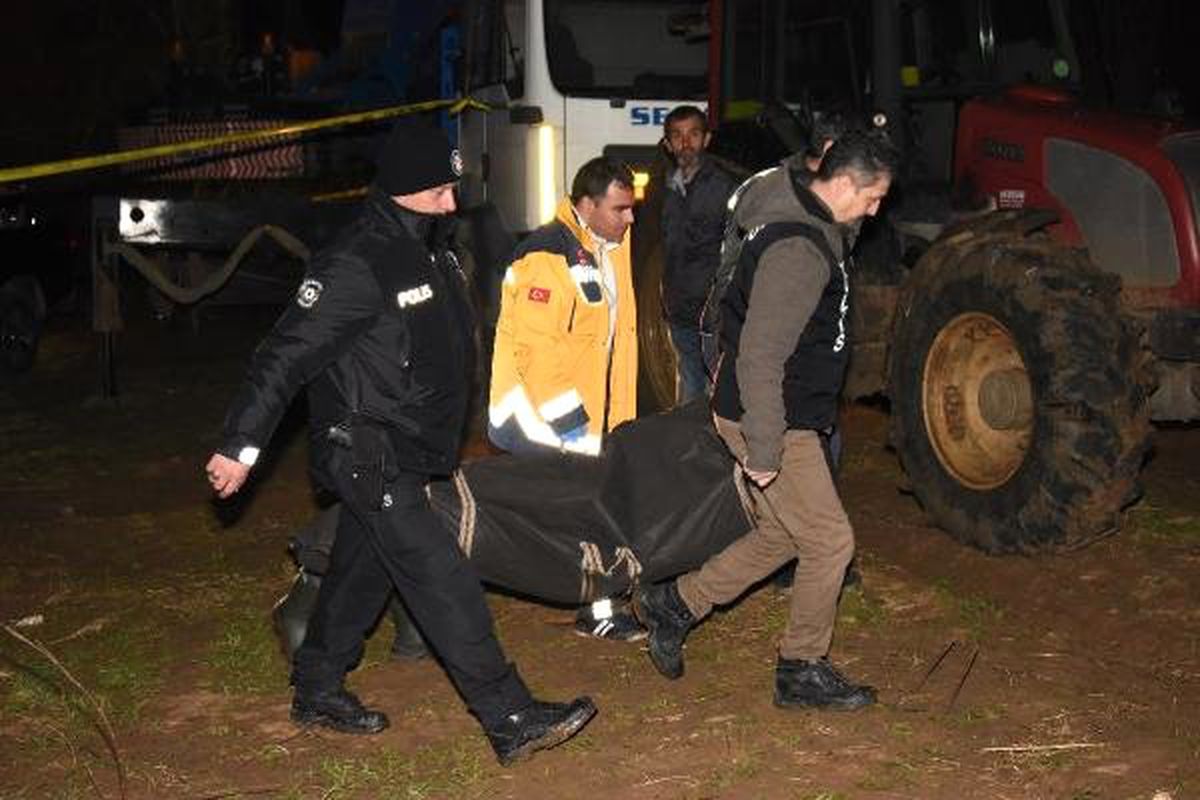 Çanakkale\'de Dereye Düşen Otomobilden 3 Gencin Cesedi Çıkarıldı, 1 Kayıp (6)