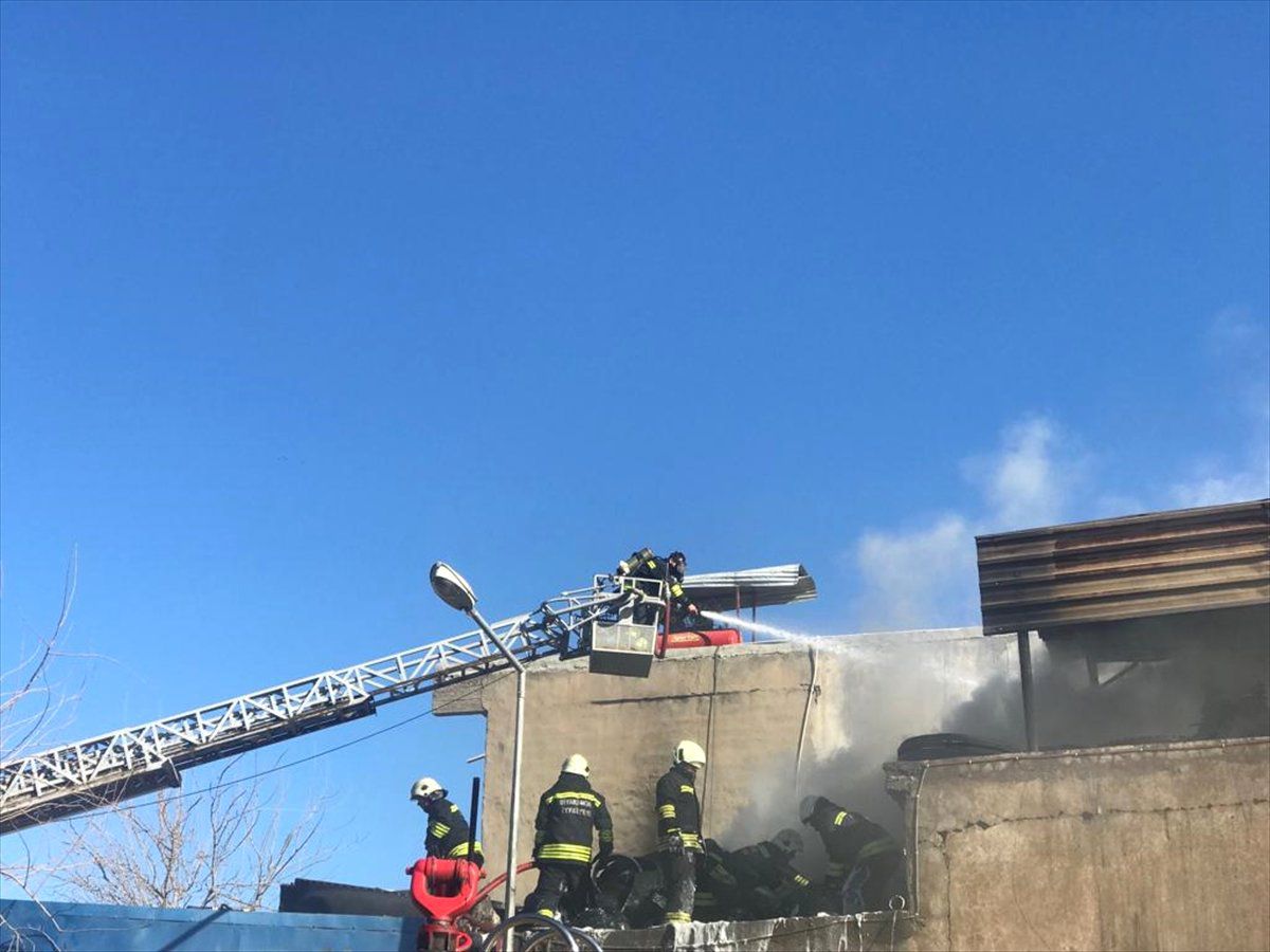 Diyarbakır\'da Lastik Kaplama Atölyesinde Yangın