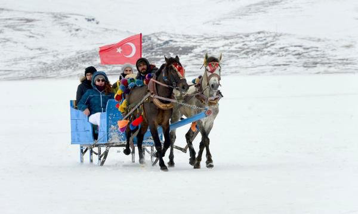 Donan Çıldır Gölü Üzerinde Atlı Gezi ve Halay