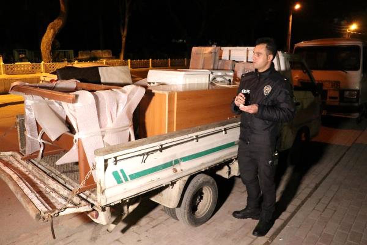 Evden Çaldıkları Eşyaları Kamyonete Yüklerken Yakalandılar