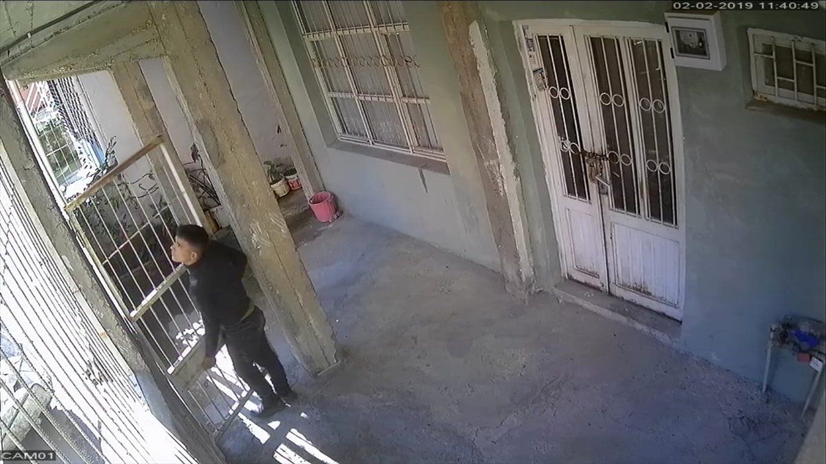 Evin Kapısını Çalan Hırsızlar Güvenlik Kamerasında