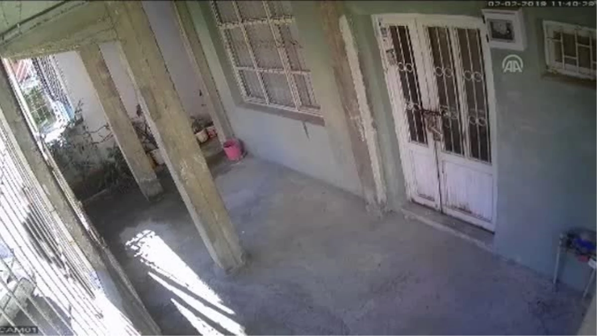 Evin Kapısını Çalan Hırsızlar Güvenlik Kamerasında