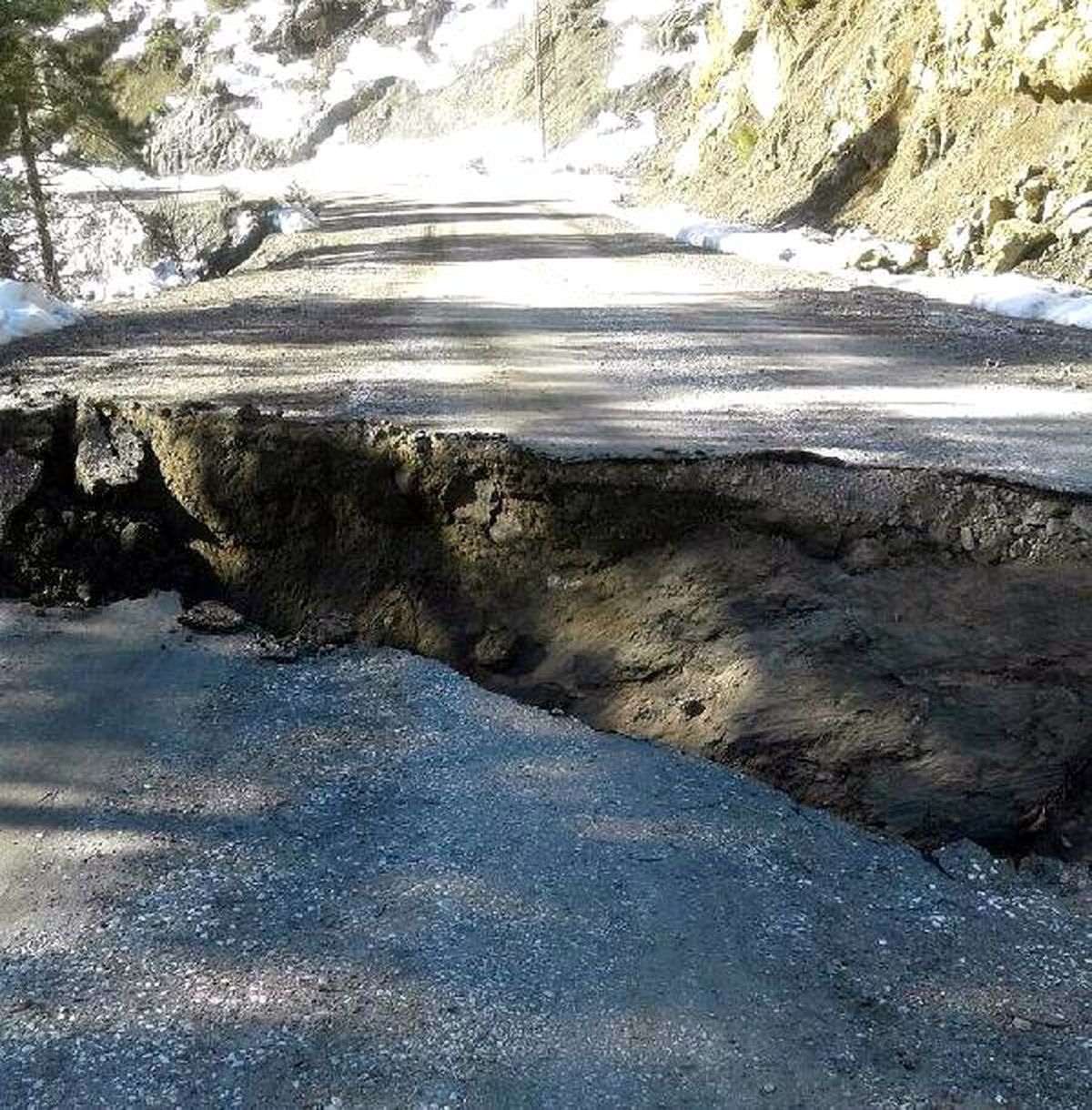 Feke\'de Yol Çöktü, Köyle İrtibat Kesildi