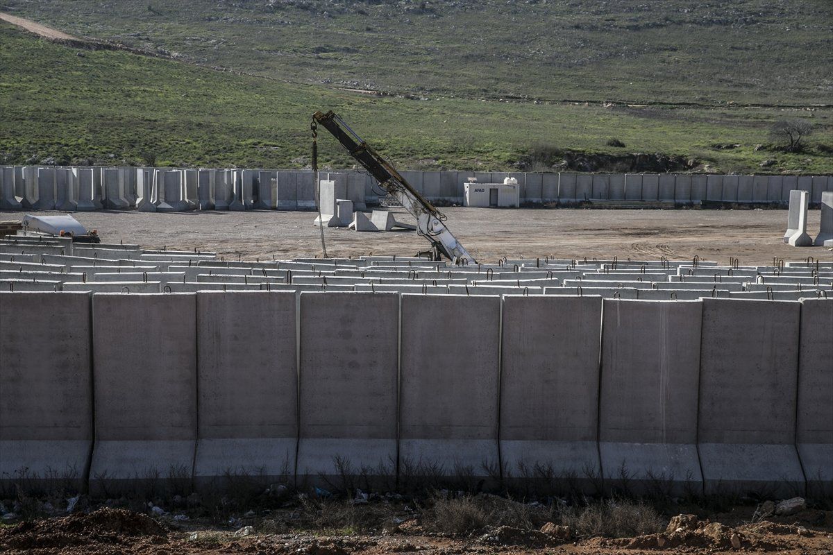 İdlib\'deki Gözlem Noktalarına Beton Blok Sevkiyatı
