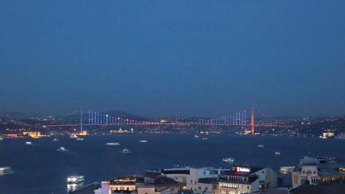 İstanbul\'un Simgeleri Dünya Kanser Günü\'nde Mavi ve Turuncuya Büründü