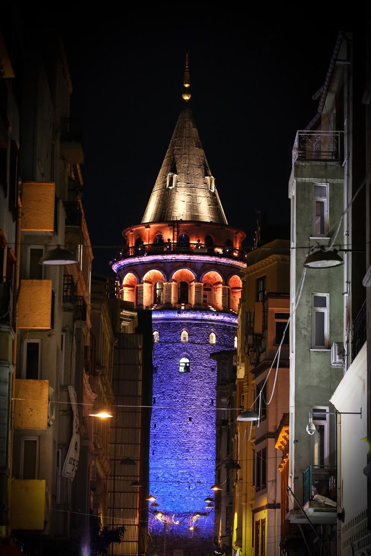 İstanbul\'un Simgeleri "Mavi-turuncuya" Büründü