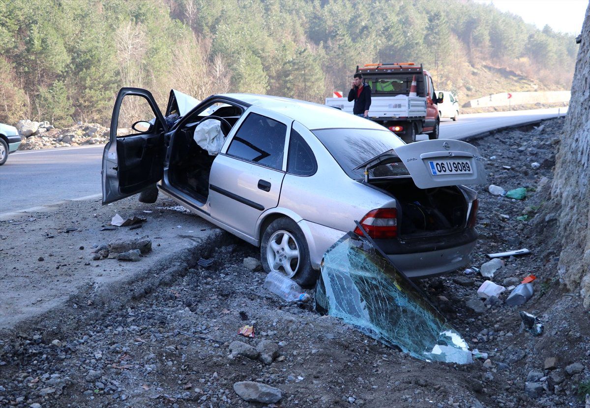 İstinat Duvarına Çarpan Otomobildeki Baba-oğul Yaralandı