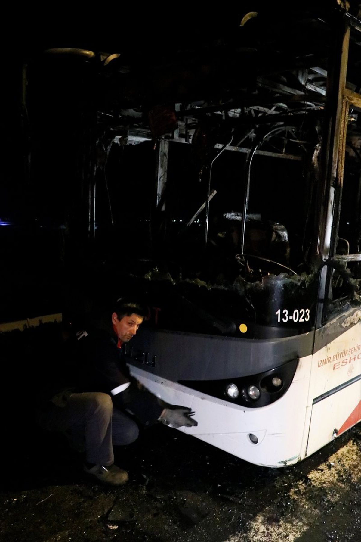 İzmir\'de Seyir Halindeki Otobüs Yandı