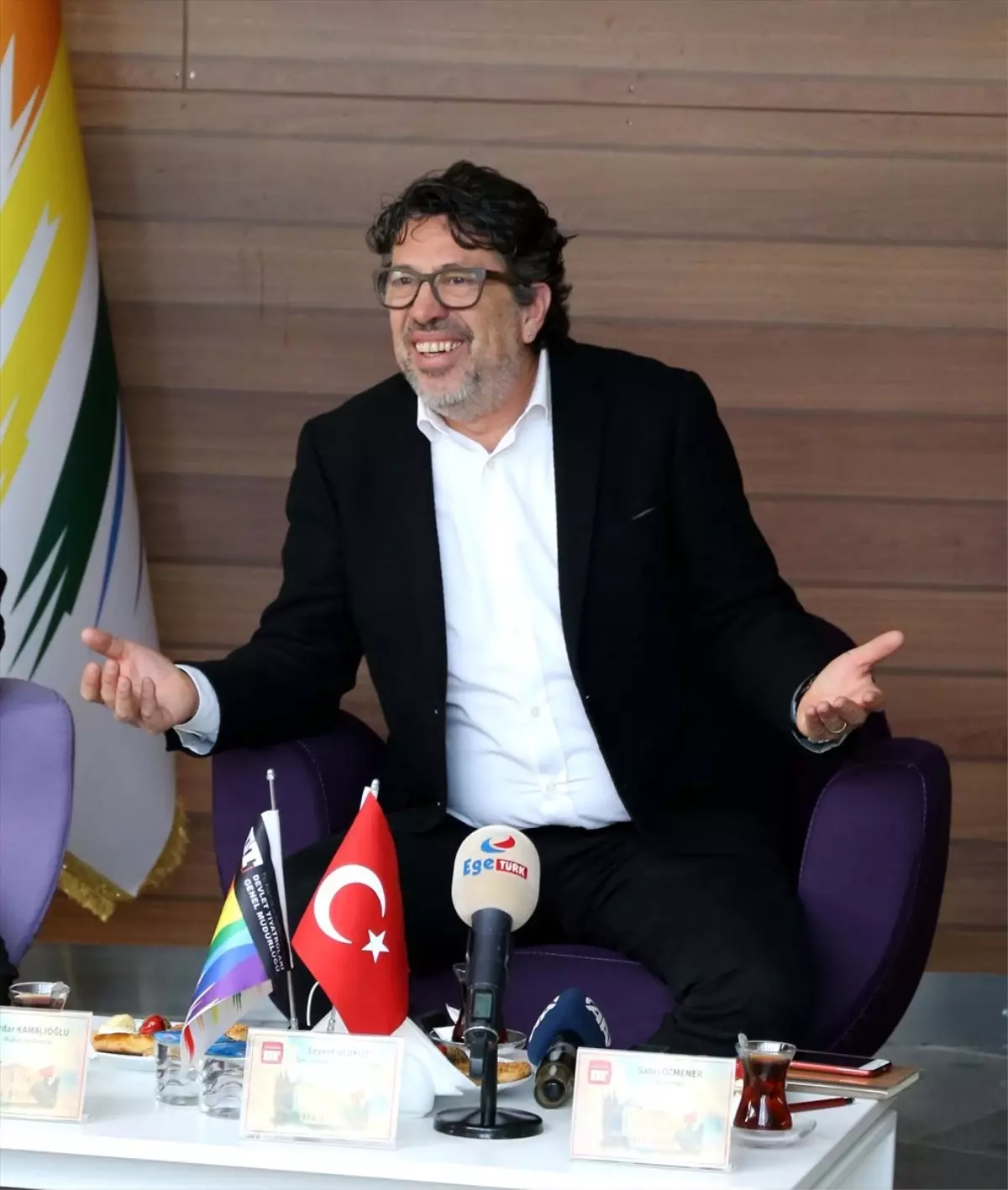 İzmir Yeni Tiyatro Sahnesine Kavuştu