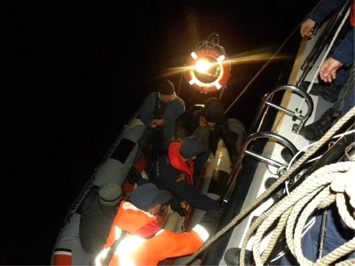 Kadıköy\'de Teknede Mahsur Kalan 17 Kişi Kurtarıldı