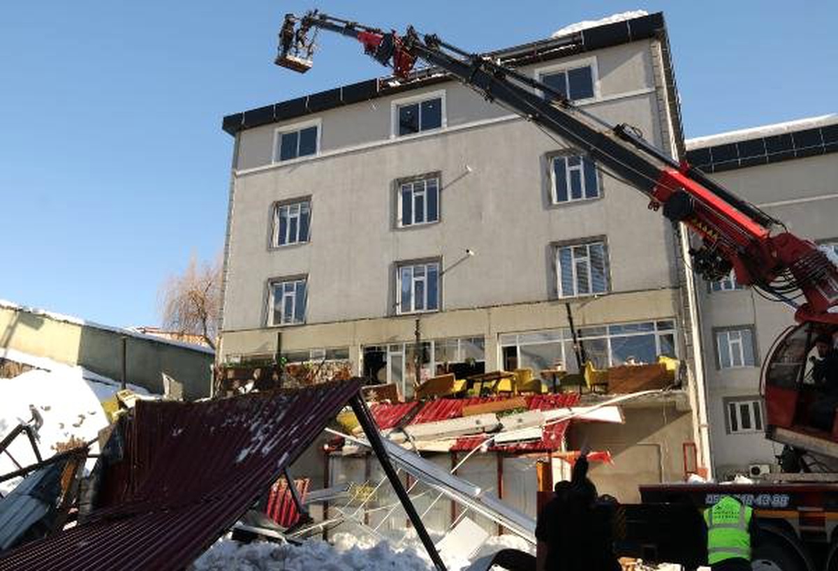 Kafenin Çöken Çatısının Altında Kalarak Ölen Genç Toprağa Verildi