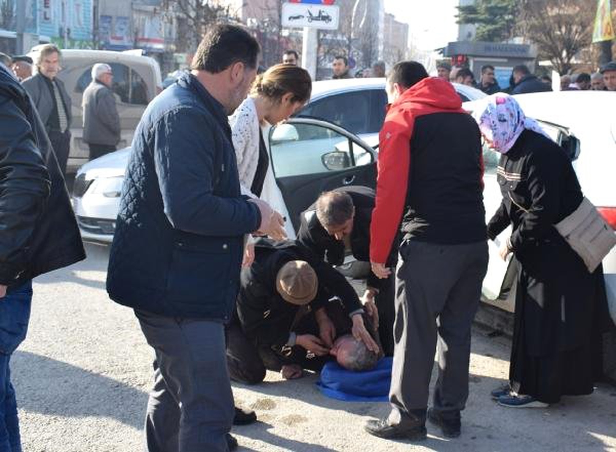 Polisler, Sürücüsü Kalp Krizi Geçiren Otomobilin Altında Kalmaktan Son Anda Kurtuldu