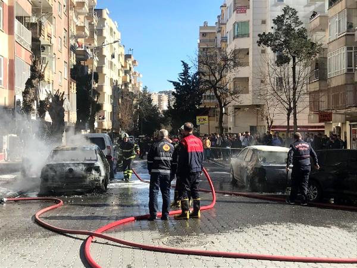 Şanlıurfa\'da Elektrik Trafosunda Patlama; Araçlar Alev Aldı (1)