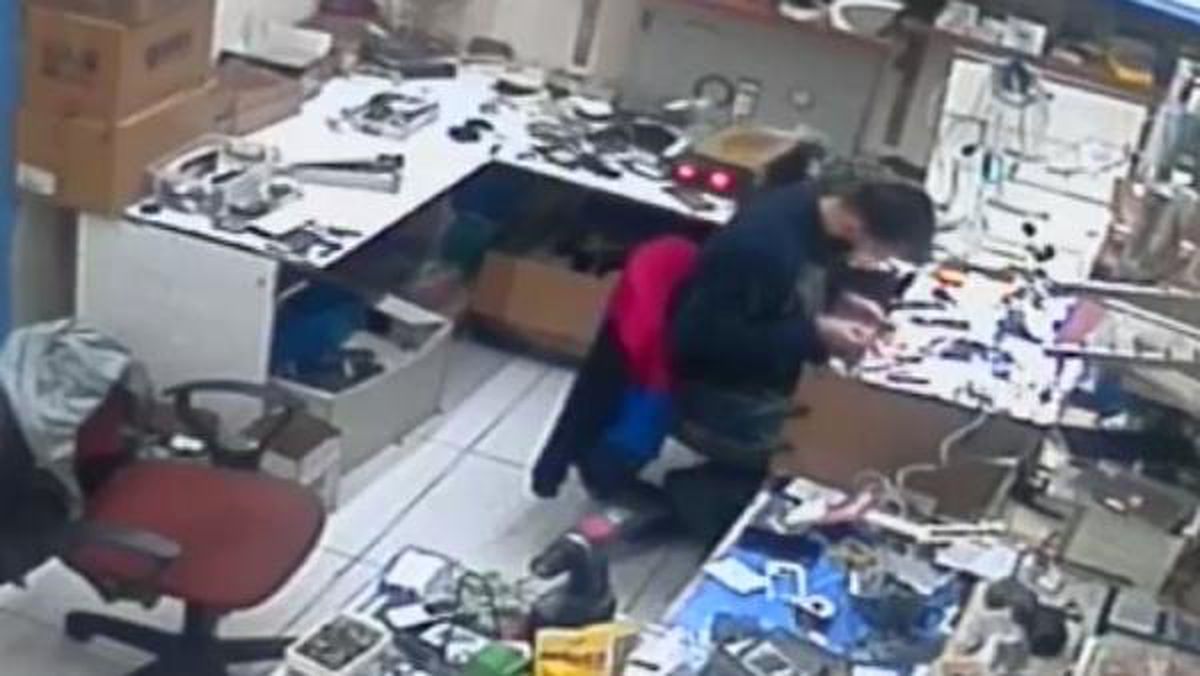 Tamir Ettiği Telefon Böyle Patladı