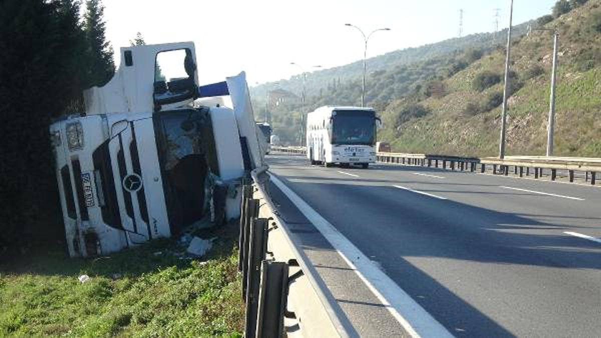 Tır Bariyerlerin Üzerine Devrildi; Sürücü Yaralı