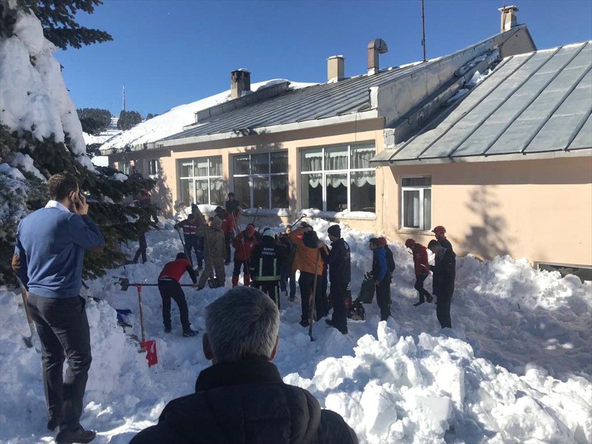 Uludağ\'da Çatıdaki Kar Kütlesi Vatandaşların Üzerine Düştü