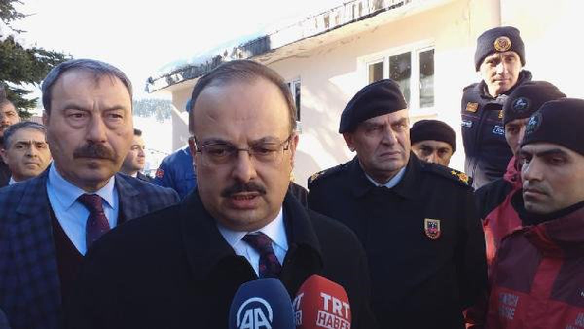 Uludağ\'da Çatıdan Düşen Kar Kütlesi Altında Kalan 6 Kişi Kurtarıldı (2)