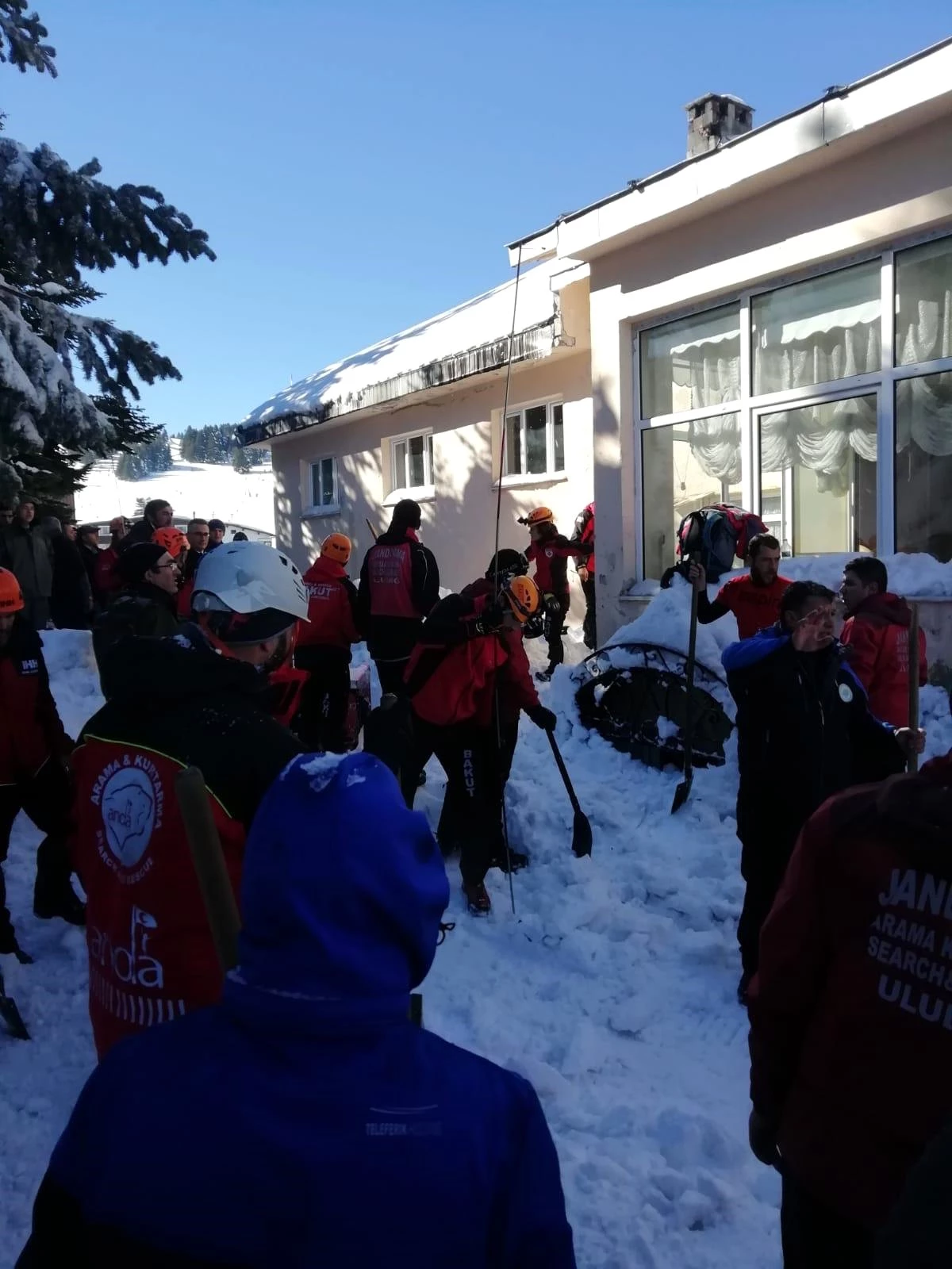 Uludağ\'da Vatandaşlar PTT Misafirhanesinin Çatısından Düşen Karın Altında Kaldı