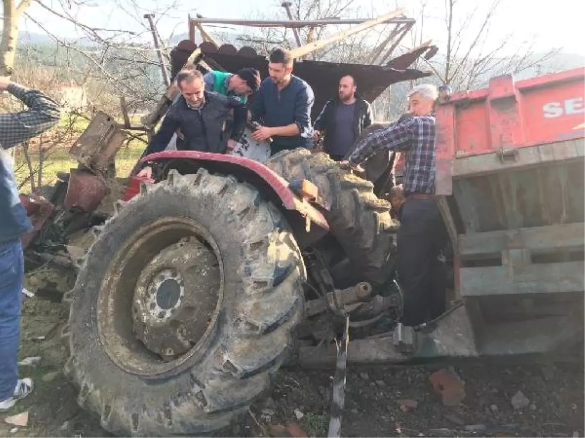 Virajı Alamayan Traktör Devrildi: 2 Yaralı