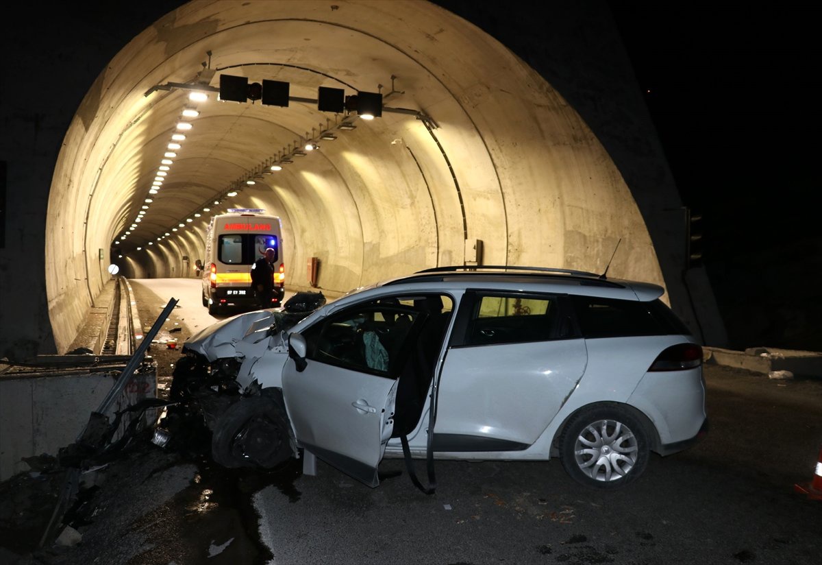 Zonguldak\'ta Otomobil Duvara Çarptı: 4 Yaralı