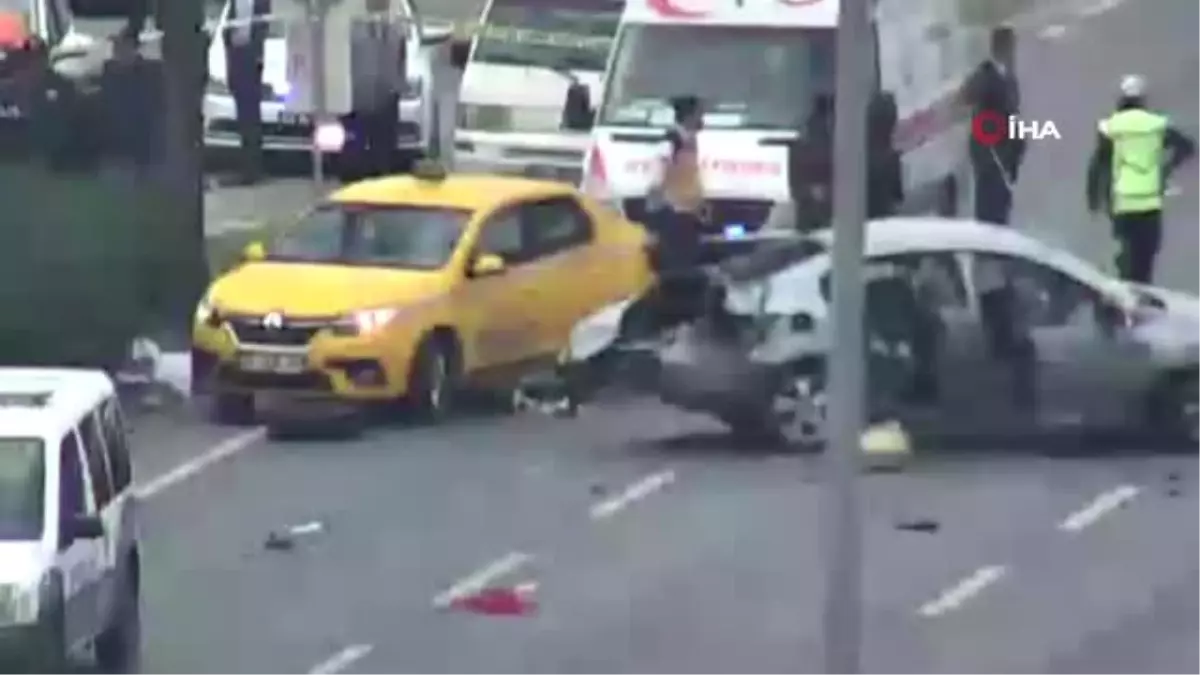 Bakırköy Sahil Yolunda Makas Atan İki Otomobilden Biri Kontrolden Çıkarak Önce Bariyerlere,...