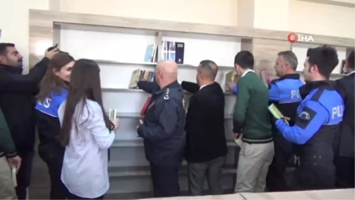 Bursa Polisinden Yüksekovalı Öğrencilere Kitap Desteği