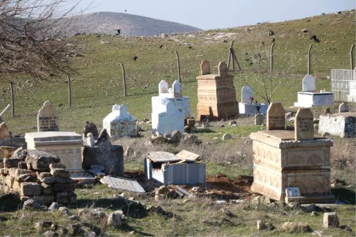 Defineciler Yezidi Kadının Mezarını Tahrip Etti