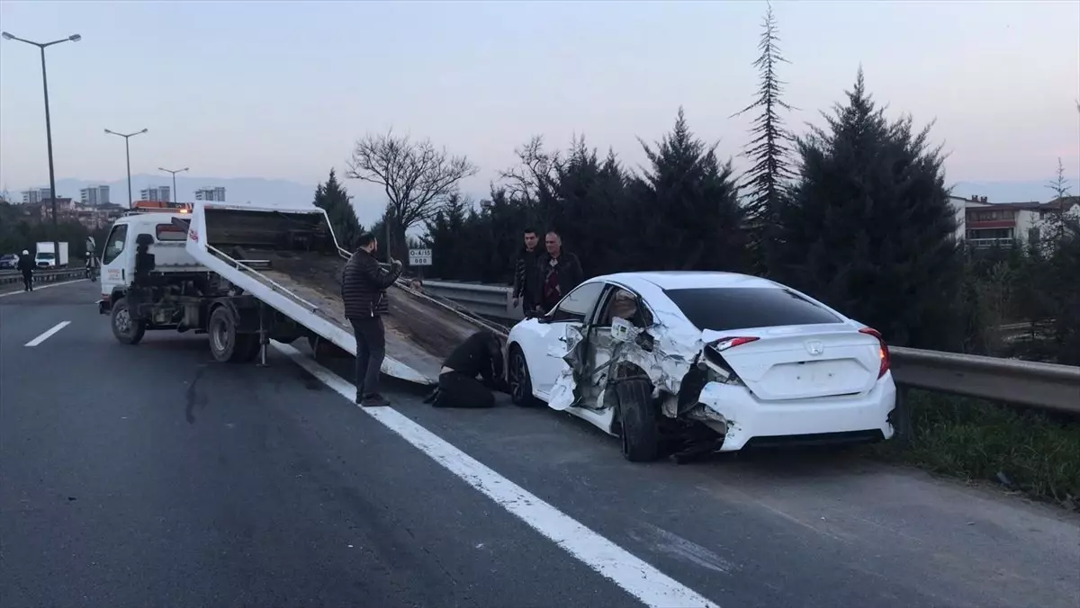 Devrilen Tır Otoyolda Ulaşımı Aksattı