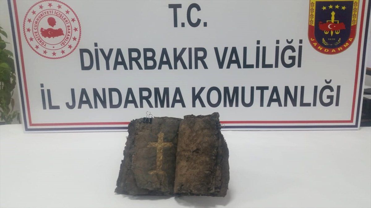 Diyarbakır\'da Bin 200 Yıllık Olduğu İddia Edilen İncil Ele Geçirildi